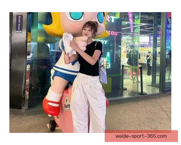 杨瀚森女友抱利拉德儿子转圈圈晒合影 幸遇你开心不已
